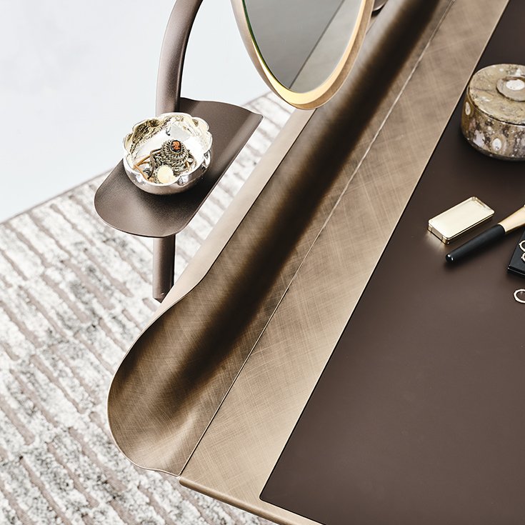 Cocoon Trousse Leather – Coiffeuse design haut de gamme Cattelan Italia avec miroir LED chez D-Style Interior