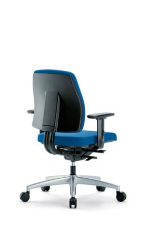 Goal 102G d’Interstuhl combine ergonomie, durabilité et design intemporel dans un format compact et élégant. Chaise de bureau idéale pour un confort quotidien. Disponible chez D-Style Interior.