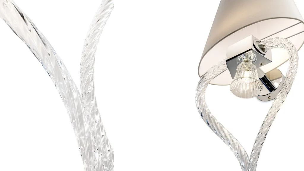 PALAZZO DUCALE Applique murale design en cristal gravé et verre de Murano avec abat-jour ivoire et supports en acier brillant par Reflex Angelo, disponible chez D-Style Interior