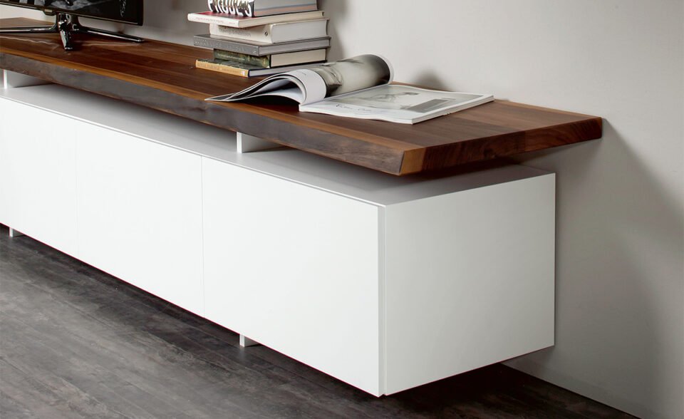 Meuble TV design haut de gamme Seneca par Cattelan Italia, portes laquées avec plateau bois et rangement ouvert, disponible chez D-Style Interior.
