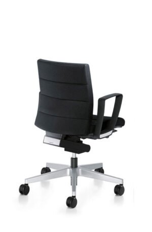 Champ 1C62 d’Interstuhl allie élégance, innovation et confort dynamique grâce à son mécanisme Body-Float. Une chaise de bureau au design raffiné. Disponible chez D-Style Interior.