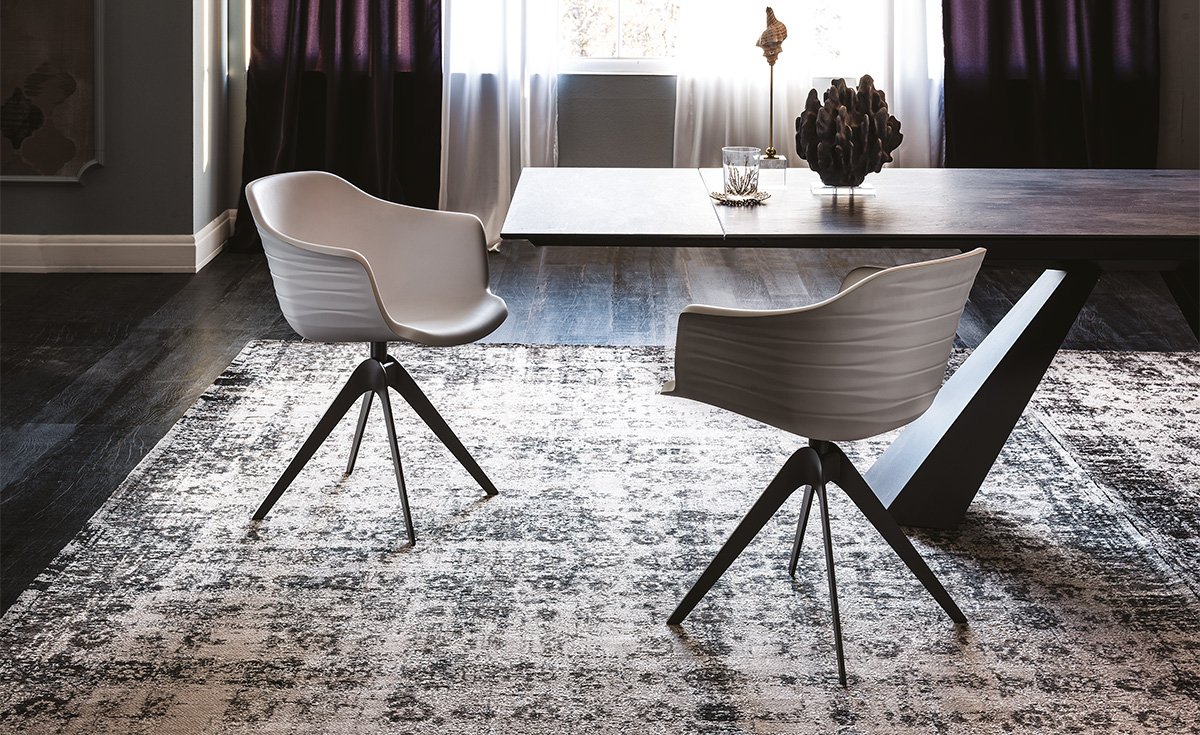 Indy Fauteuil design en polyuréthane souple, élégant et polyvalent, idéal pour les espaces de travail modernes, signé Cattelan Italia et disponible chez D-Style Interior.