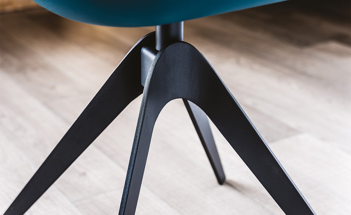 Indy Fauteuil design en polyuréthane souple, élégant et polyvalent, idéal pour les espaces de travail modernes, signé Cattelan Italia et disponible chez D-Style Interior.