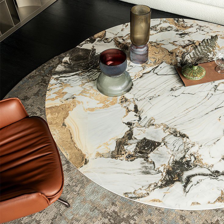 Ritz Lounge table de Cattelan Italia marie élégance sculpturale, base métallique et plateau en céramique luxueuse pour un salon raffiné et contemporain. Disponible chez D-Style Interior.