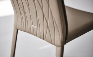 Chaise design Italia Couture en cuir matelassé signée Cattelan Italia, élégante et contemporaine, disponible chez D-Style Interior.