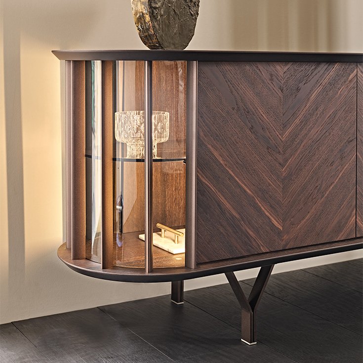Buffet design haut de gamme Costes par Cattelan Italia, côtés verre incurvé avec inserts bronze et portes à lamelles, disponible chez D-Style Interior