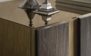 Buffet design haut de gamme Amsterdam par Cattelan Italia, finition Oxybrass avec inserts chêne brûlé et plateau verre miroir, disponible chez D-Style Interior