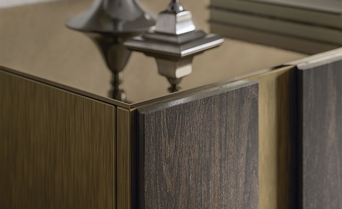 Buffet design haut de gamme Amsterdam par Cattelan Italia, finition Oxybrass avec inserts chêne brûlé et plateau verre miroir, disponible chez D-Style Interior
