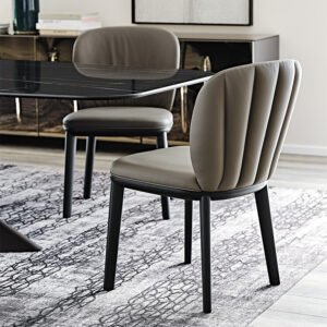 Chrishell Chaise design de Cattelan Italia, avec dossier matelassé et structure en frêne massif. Élégance italienne et confort d’exception. Disponible chez D-Style Interior.