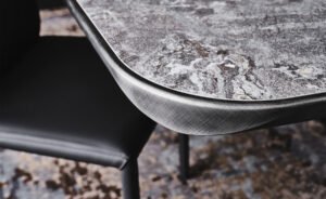 Stratos Keramik Premium table design haut de gamme par Cattelan Italia, base en acier embossé et plateau en céramique Marmi Premium. Disponible chez D-Style Interior.
