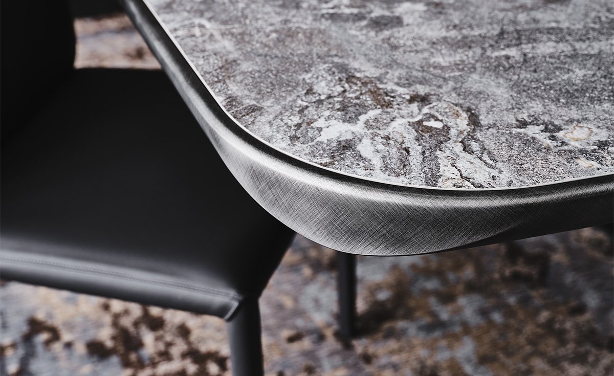 Stratos Keramik Premium table design haut de gamme par Cattelan Italia, base en acier embossé et plateau en céramique Marmi Premium. Disponible chez D-Style Interior.