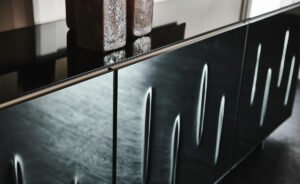 Buffet design haut de gamme Carnaby par Cattelan Italia, portes verre convexe miroir avec structure laquée, disponible chez D-Style Interior