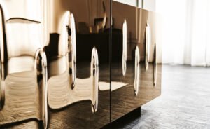 Buffet design haut de gamme Carnaby par Cattelan Italia, portes verre convexe miroir avec structure laquée, disponible chez D-Style Interior
