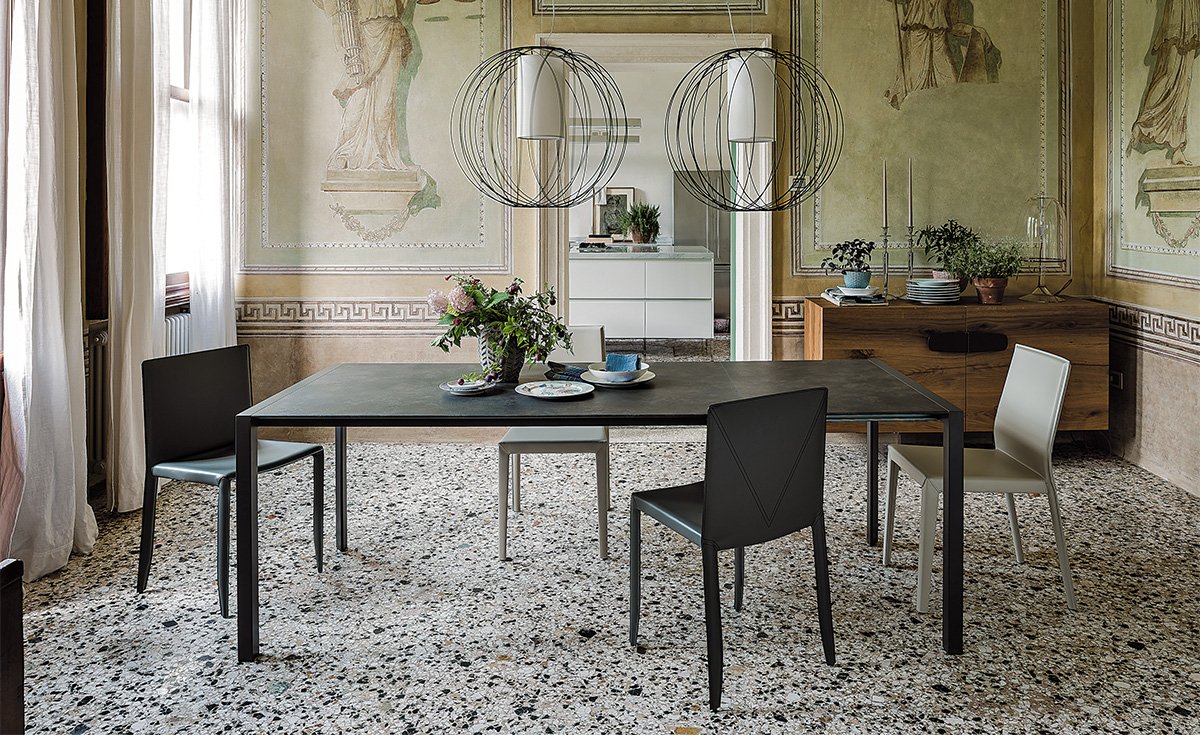 Pedro Drive table extensible design haut de gamme en acier laqué et bois laminé, alliant élégance italienne et fonctionnalité contemporaine. Disponible chez D-Style Interior.