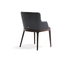 Magda Couture Chaise design haut de gamme de Cattelan Italia avec dossier capitonné et structure en bois massif, disponible chez D-Style Interior.