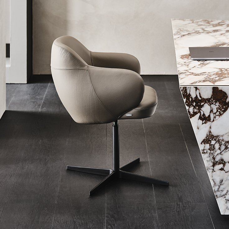 Bombè X Chaise design de Cattelan Italia : chaise design pivotante aux formes enveloppantes et finitions raffinées. Disponible chez D-Style Interior.