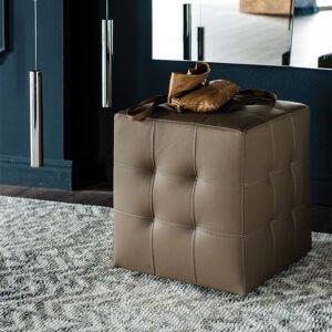 Bob Pouf capitonné sur roulettes, élégant et fonctionnel, signé Cattelan Italia. Un design raffiné en cuir ou simili-cuir. Disponible chez D-Style Interior.