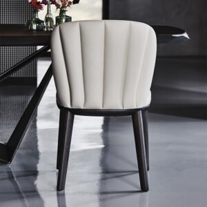 Chrishell Chaise design de Cattelan Italia, avec dossier matelassé et structure en frêne massif. Élégance italienne et confort d’exception. Disponible chez D-Style Interior.