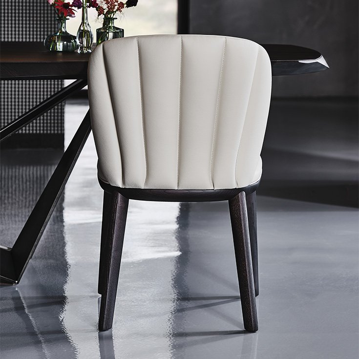 Chrishell Chaise design de Cattelan Italia, avec dossier matelassé et structure en frêne massif. Élégance italienne et confort d’exception. Disponible chez D-Style Interior.