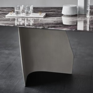 Senator table de Cattelan Italia est une sculpture fonctionnelle alliant verre artistique, métal et lumière. Une pièce iconique du design haut de gamme. Disponible chez D-Style Interior.