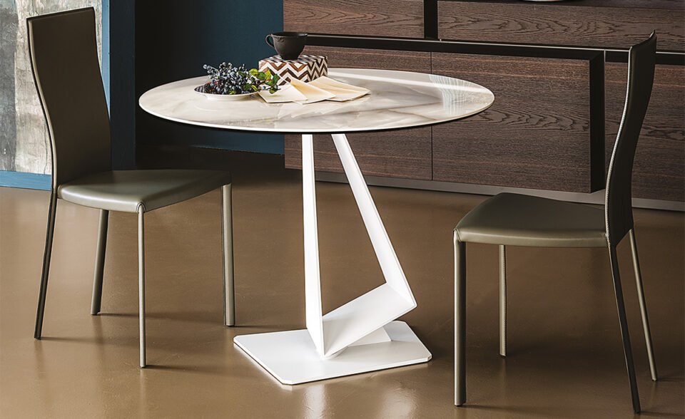 Roger Keramik table de Cattelan Italia marie base en acier laqué et plateau en céramique Marmi pour une élégance sculpturale d’inspiration italienne. Disponible chez D-Style Interior.