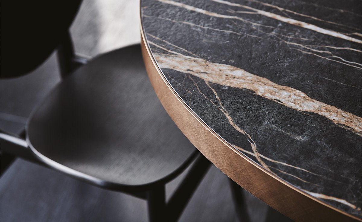 Ribot Keramik Bistrot table de Cattelan Italia, une création haut de gamme en céramique et acier laqué, symbole du design italien contemporain. Chez D-Style Interior