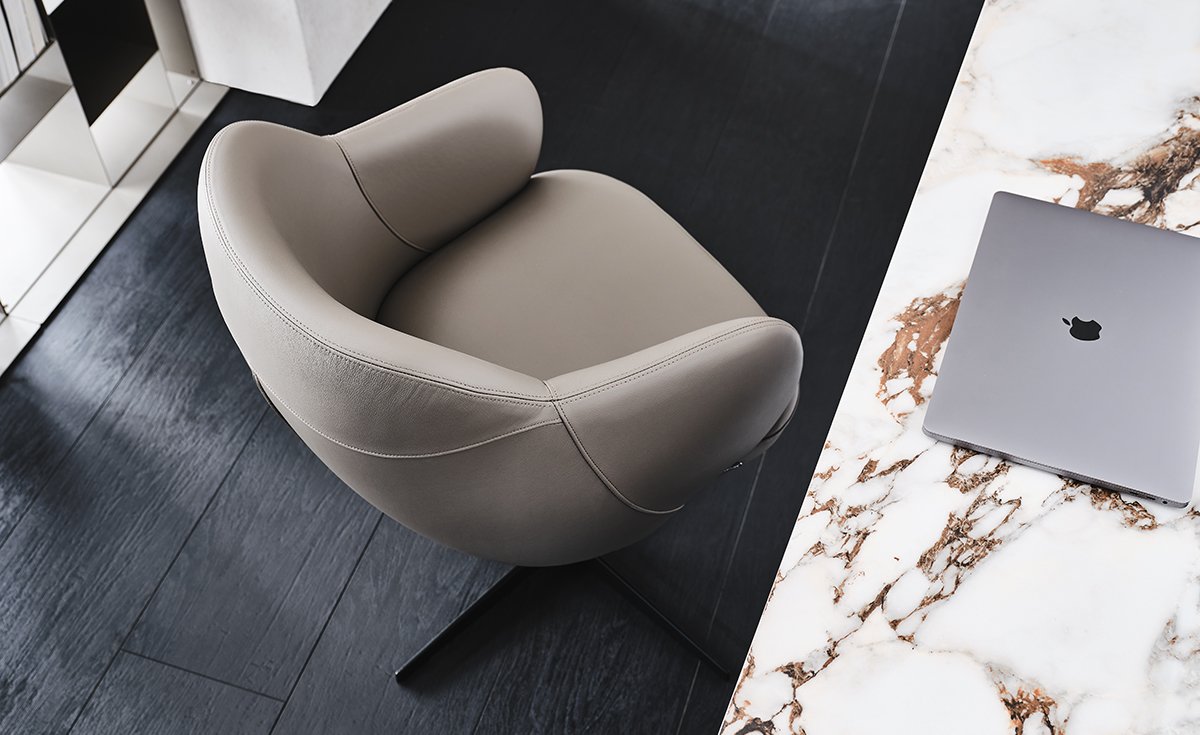 Bombè X Chaise design de Cattelan Italia : chaise design pivotante aux formes enveloppantes et finitions raffinées. Disponible chez D-Style Interior.