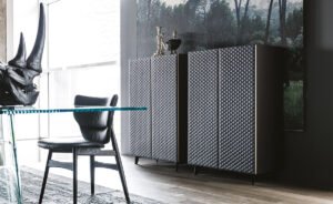 Buffet design haut de gamme Tiffany par Cattelan Italia, revêtement cuir matelassé avec structure bois laqué, disponible chez D-Style Interior