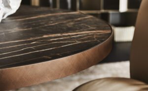 Saturno Keramik Bistrot table de Cattelan Italia incarne la pureté du design italien avec sa base conique et son plateau en céramique Marmi raffiné. Disponible chez D-Style Interior.