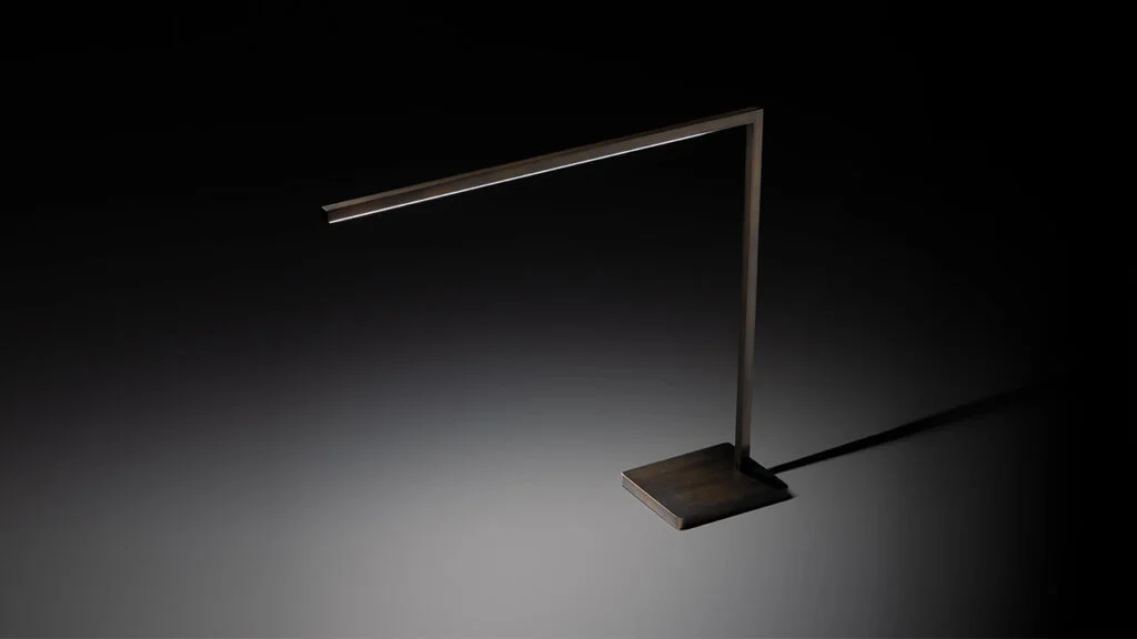 ESSENTIAL Lampe de table design haut de gamme en métal finition laiton foncé avec éclairage LED et interrupteur tactile par Reflex Angelo, disponible chez D-Style Interior