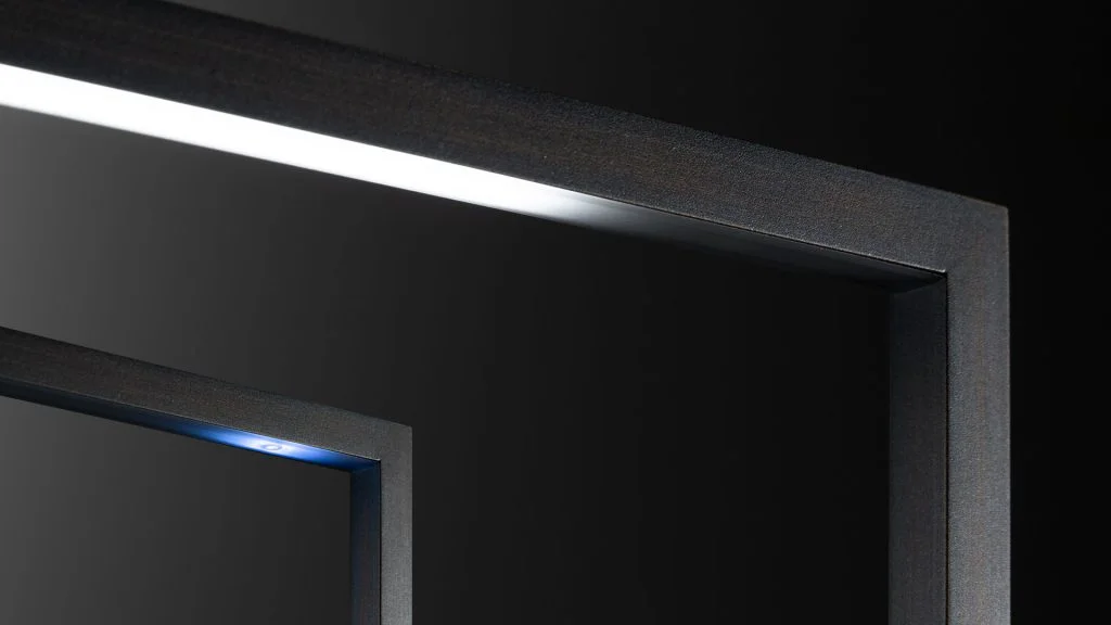 ESSENTIAL Lampe de table design haut de gamme en métal finition laiton foncé avec éclairage LED et interrupteur tactile par Reflex Angelo, disponible chez D-Style Interior