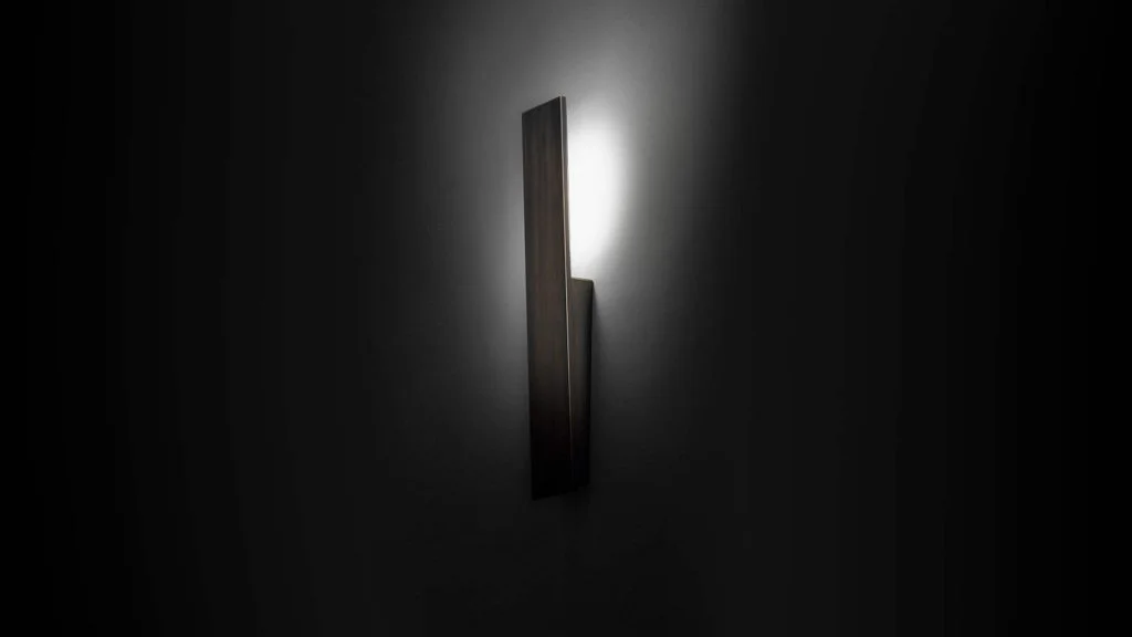 Applique murale ESSENTIAL APPLIQUE en métal finition laiton foncé avec éclairage LED intégré par Reflex Angelo, disponible chez D-Style Interior