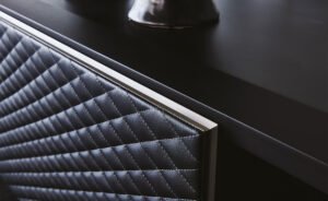 Meuble TV design haut de gamme Aston TV par Cattelan Italia, portes cuir matelassé et Brushed Bronze, disponible chez D-Style Interior