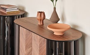 Buffet design haut de gamme Costes par Cattelan Italia, côtés verre incurvé avec inserts bronze et portes à lamelles, disponible chez D-Style Interior