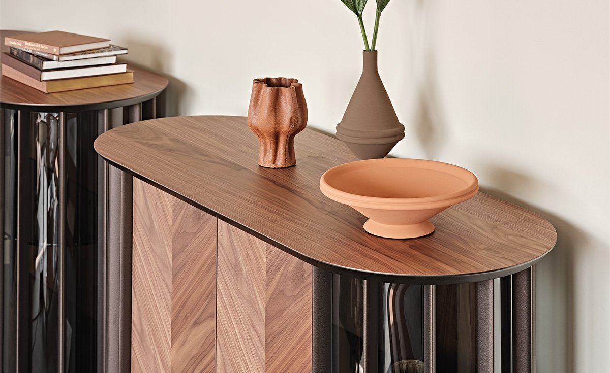 Buffet design haut de gamme Costes par Cattelan Italia, côtés verre incurvé avec inserts bronze et portes à lamelles, disponible chez D-Style Interior