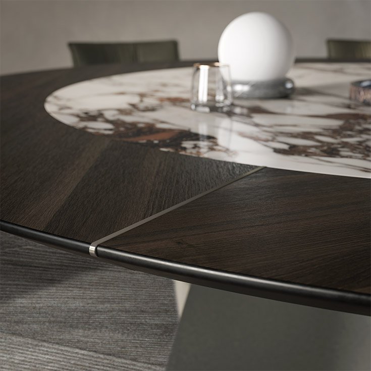 Senator Ker-Wood Round table de Cattelan Italia allie bois noble et céramique précieuse dans une forme circulaire sculpturale. Élégance italienne et raffinement contemporain. Disponible chez D-Style Interior.
