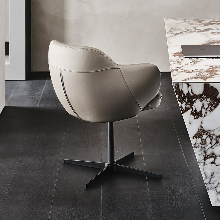 Bombè X Chaise design de Cattelan Italia : chaise design pivotante aux formes enveloppantes et finitions raffinées. Disponible chez D-Style Interior.