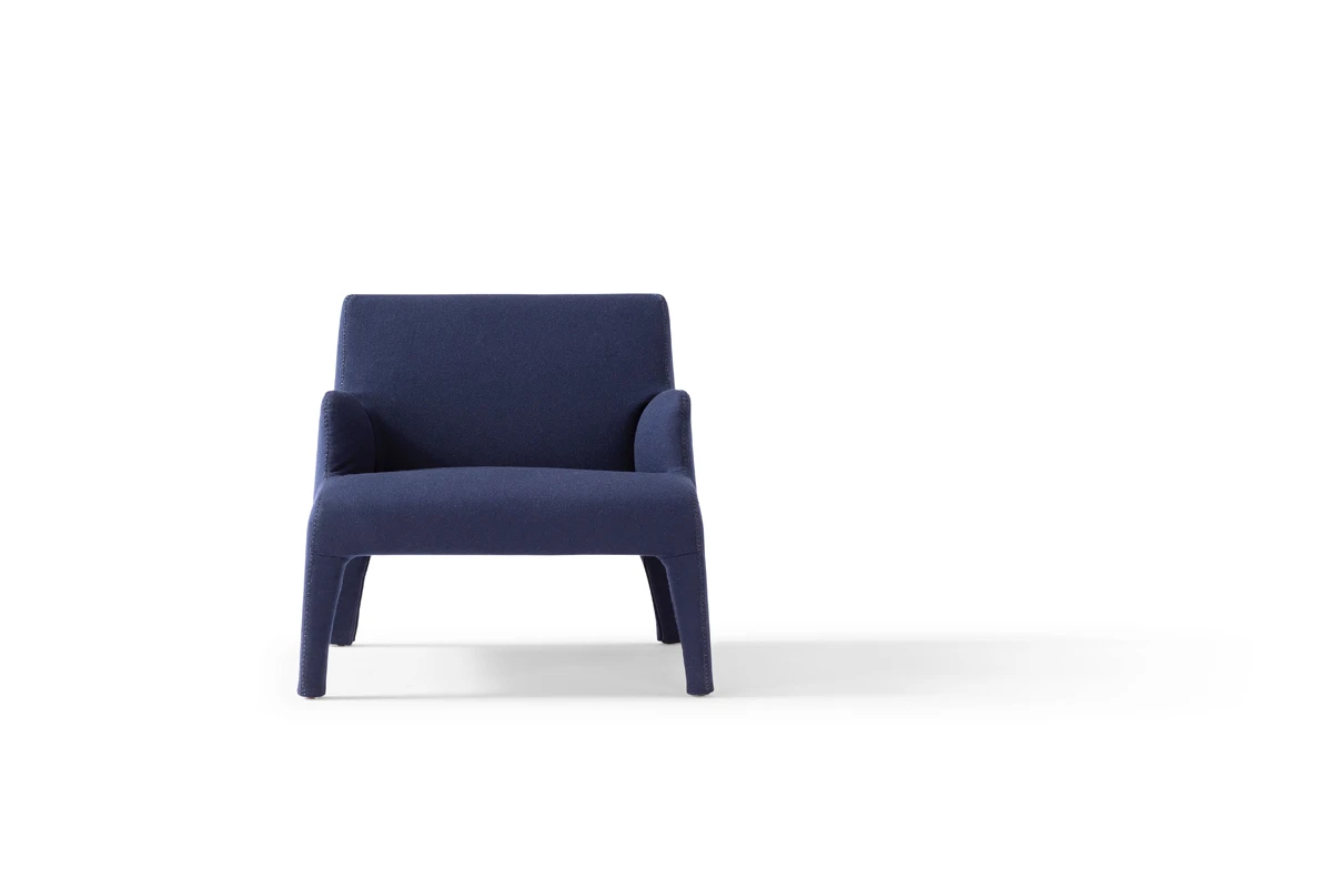 Frida fauteuil d’Amura Lab allie élégance intemporelle et confort enveloppant, sublimé par des coutures artisanales raffinées. Disponible chez D-Style Interior.