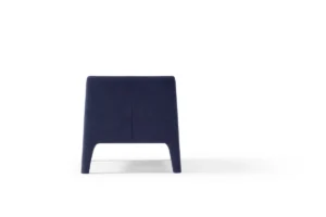 Frida fauteuil d’Amura Lab allie élégance intemporelle et confort enveloppant, sublimé par des coutures artisanales raffinées. Disponible chez D-Style Interior.