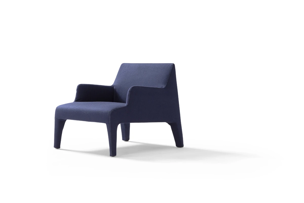 Frida fauteuil d’Amura Lab allie élégance intemporelle et confort enveloppant, sublimé par des coutures artisanales raffinées. Disponible chez D-Style Interior.