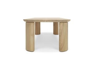Mediterraneo table d’Amura Lab incarne l’élégance méditerranéenne à travers des formes douces et puissantes, alliant bois massif et design sculptural. Disponible chez D-Style Interior.
