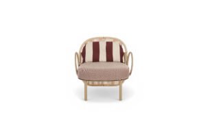 Chaise d’extérieur Creole d’Amura Lab, alliance raffinée de confort, légèreté et design intemporel pour les espaces en plein air. Disponible chez D-Style Interior.