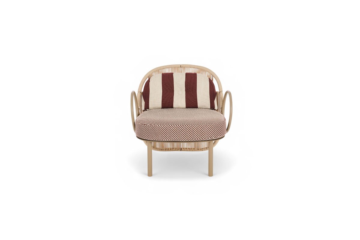 Chaise d’extérieur Creole d’Amura Lab, alliance raffinée de confort, légèreté et design intemporel pour les espaces en plein air. Disponible chez D-Style Interior.