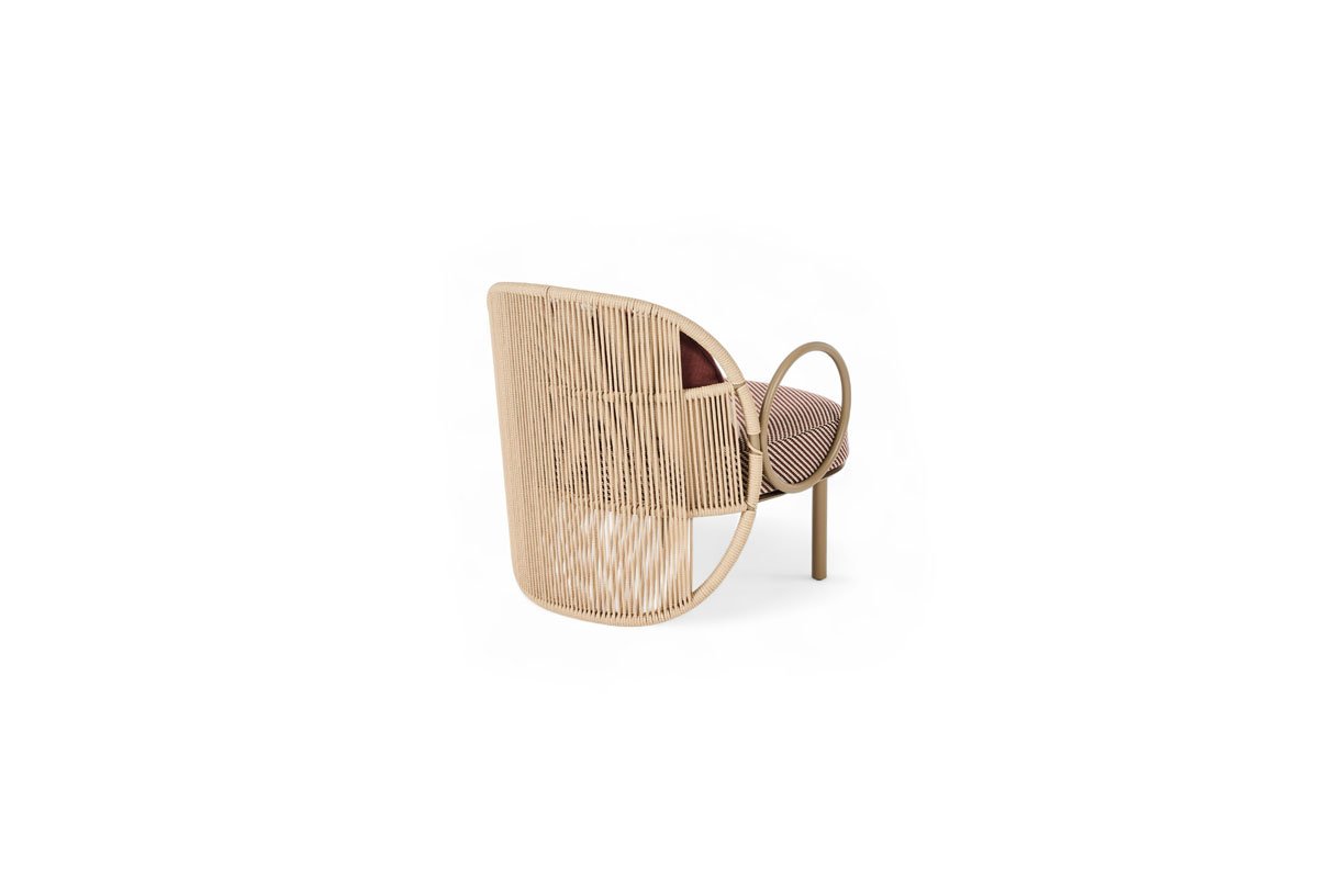 Chaise d’extérieur Creole d’Amura Lab, alliance raffinée de confort, légèreté et design intemporel pour les espaces en plein air. Disponible chez D-Style Interior.