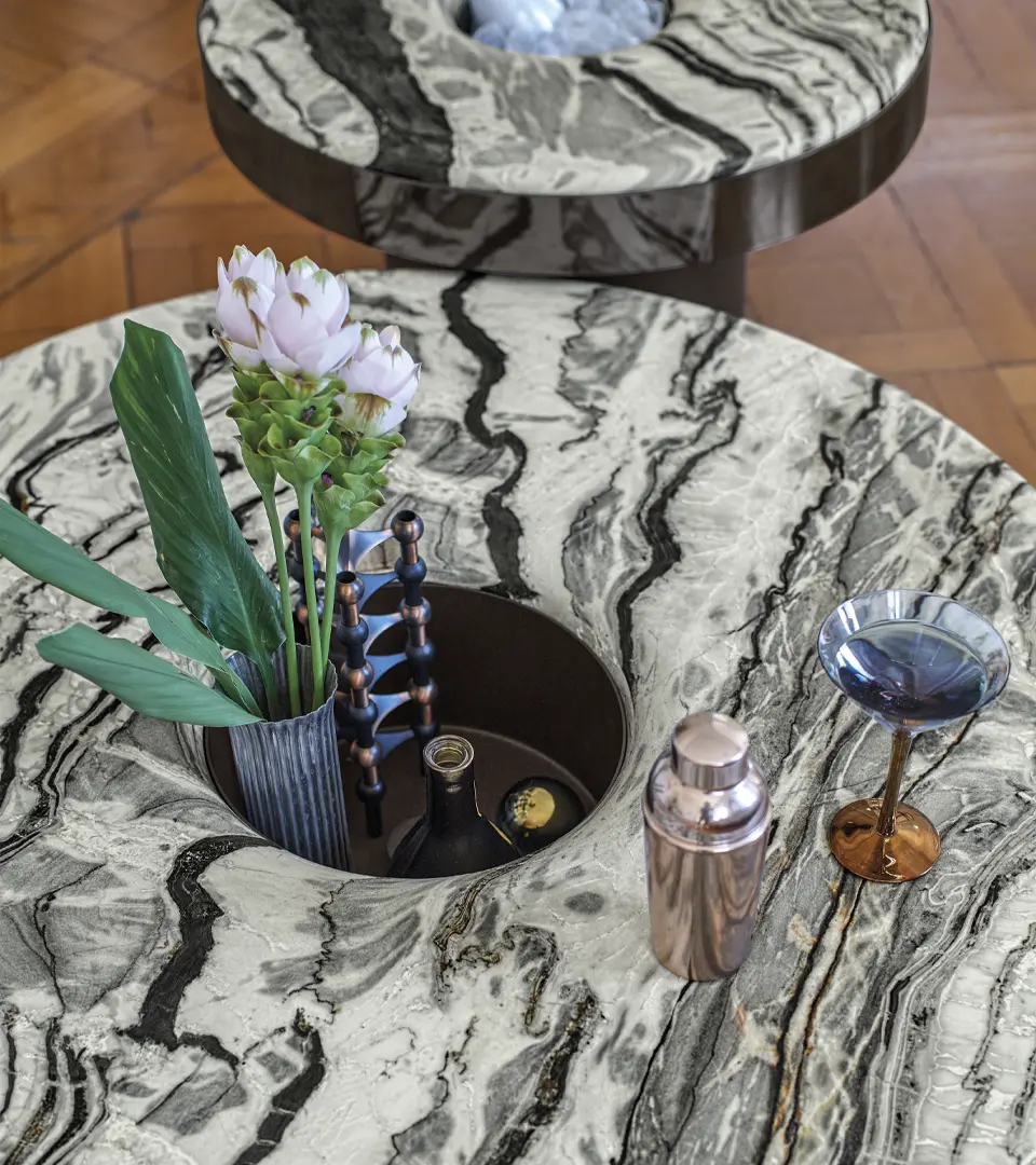 Table basse design haut de gamme Aperitivo Arketipo par Mauro Lipparini, plateau marbre avec seau à glace intégré, disponible chez D-Style Interior.