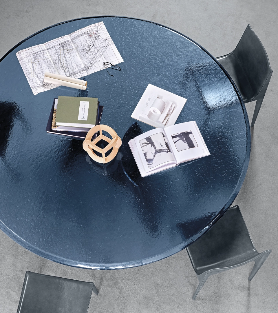 Table à manger design haut de gamme Avalon par Arketipo, base fer massif avec plateau verre trempé bleu Pacifique, disponible chez D-Style Interior