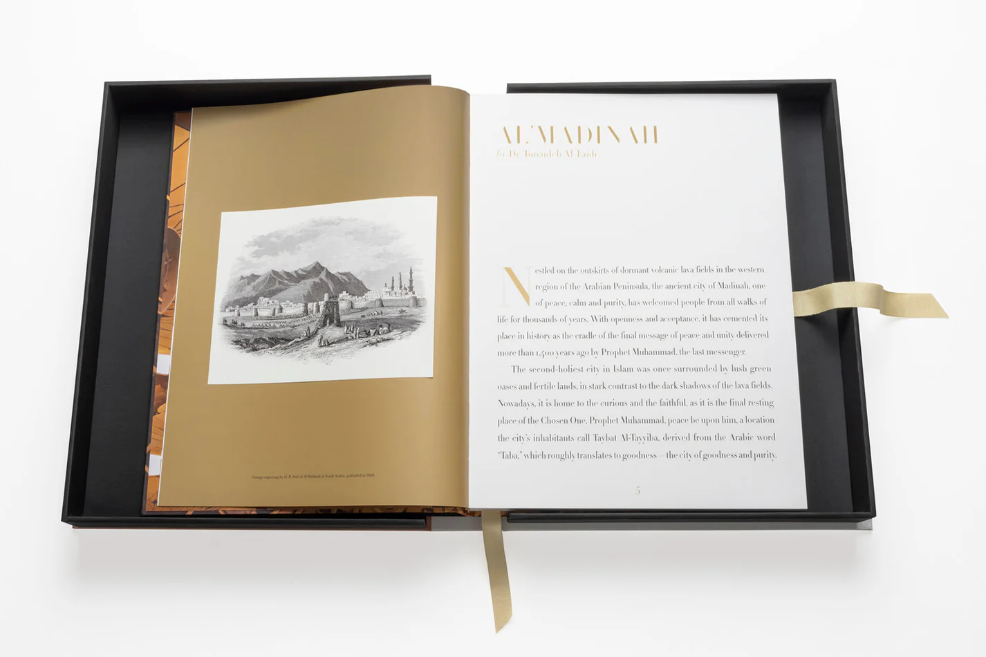 Livre design haut de gamme Al'Madinah: The City of the Prophet par Assouline, édition Ultimate sous écrin soie, disponible chez D-Style Interior.