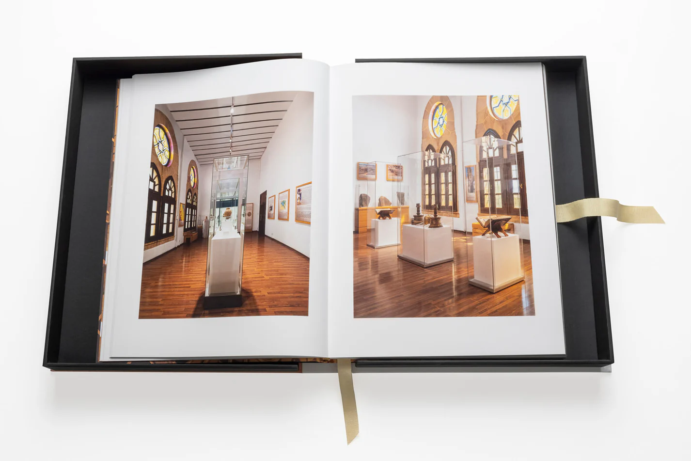 Livre design haut de gamme Al'Madinah: The City of the Prophet par Assouline, édition Ultimate sous écrin soie, disponible chez D-Style Interior.