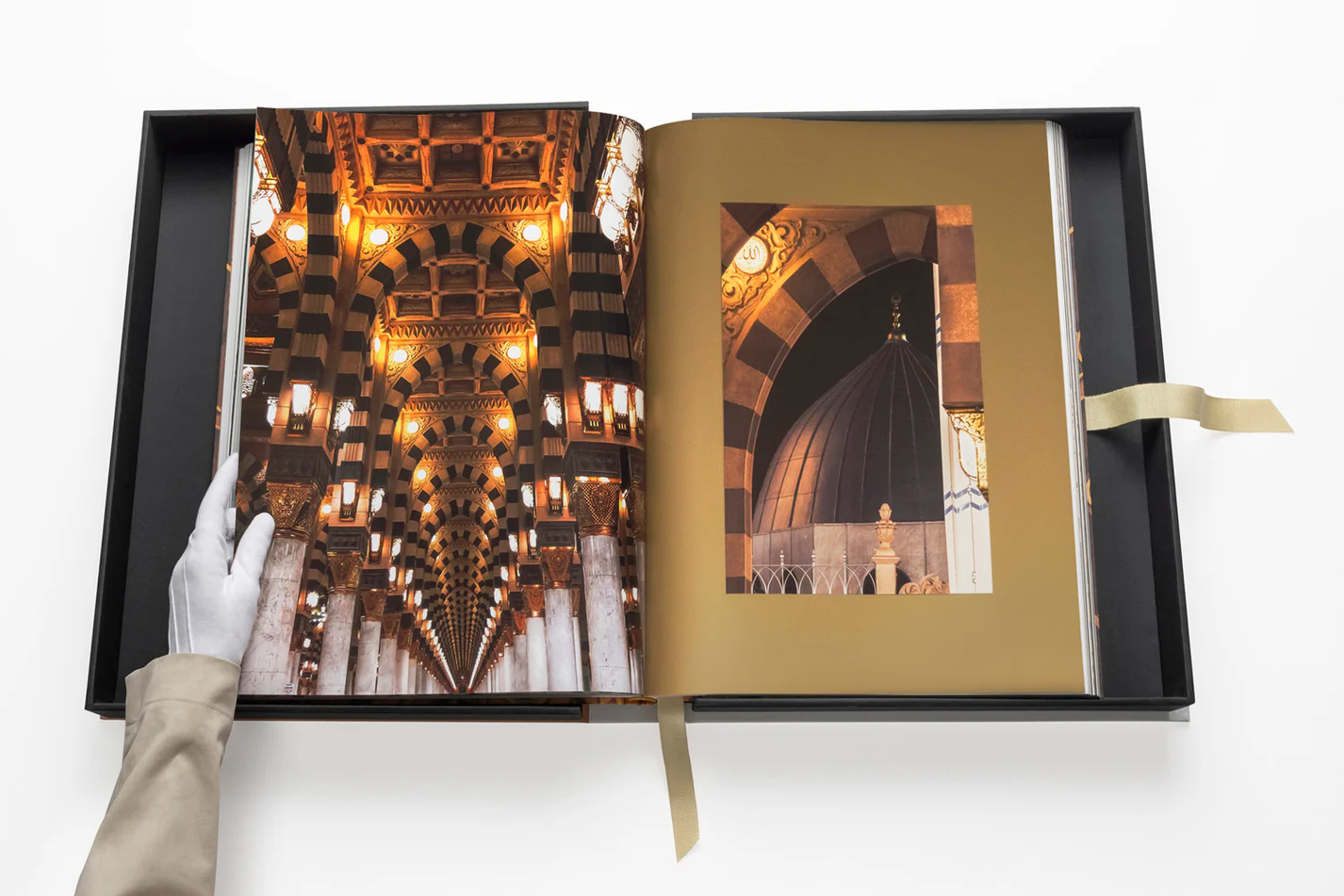 Livre design haut de gamme Al'Madinah: The City of the Prophet par Assouline, édition Ultimate sous écrin soie, disponible chez D-Style Interior.