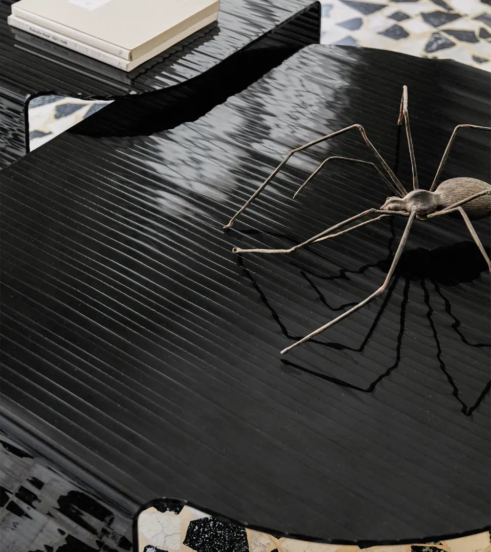 Table basse design haut de gamme Blackjoy Arketipo par Lorenzo Remedi, en verre foncé strié, disponible chez D-Style Interior.